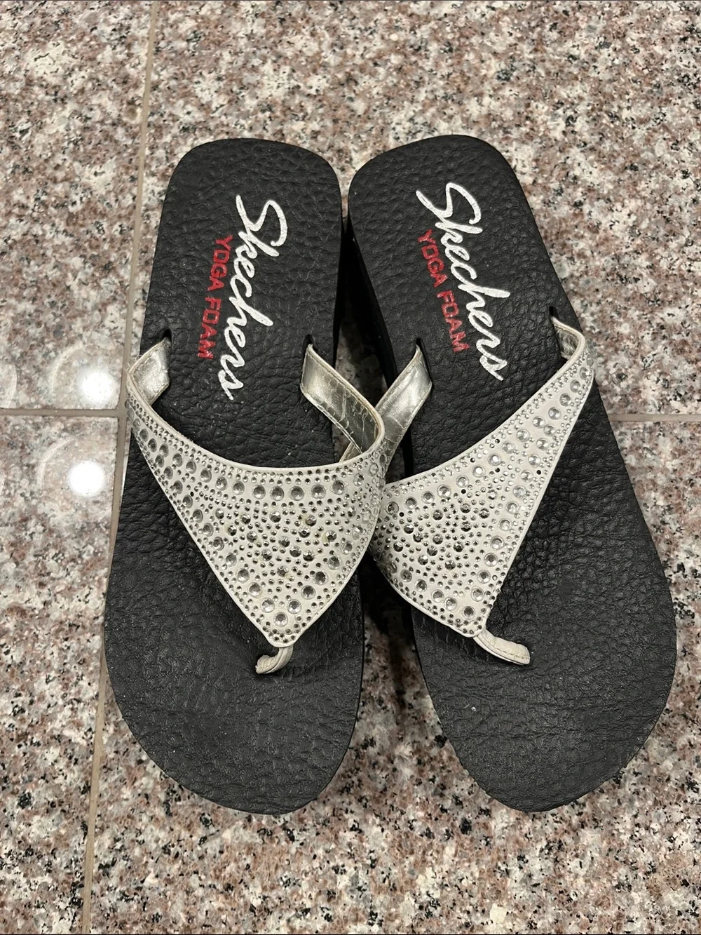 Skechers Womens Black and White Rhinestone Yoga Foam Thong Sandals - Picture 8 of 12